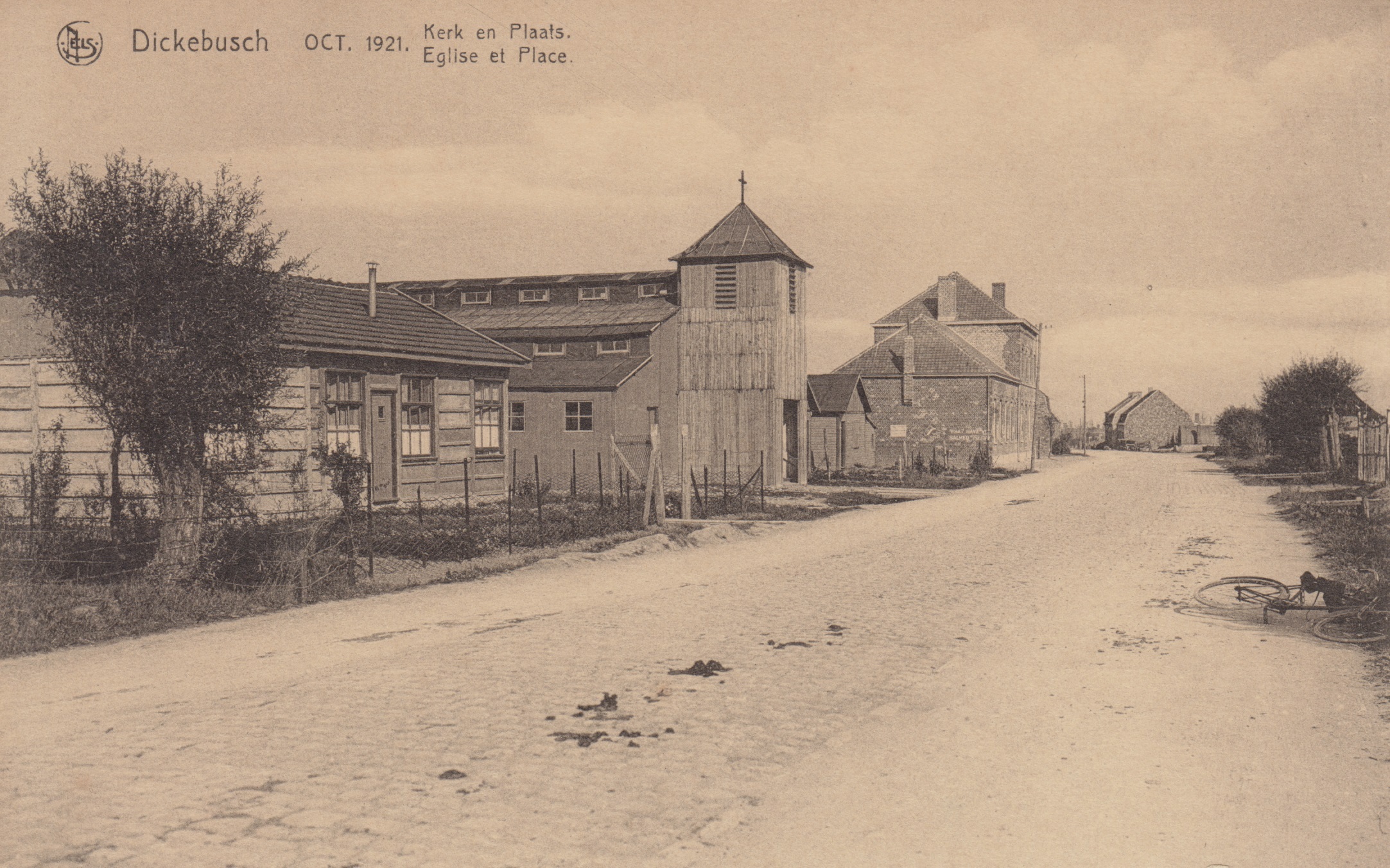 noodkerk en het schoolgebouw in oktober 1921