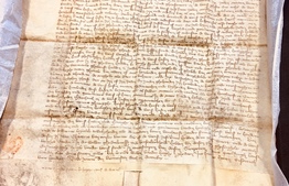 Stadsarchief Ieper ontvangt 600 jaar oud charter