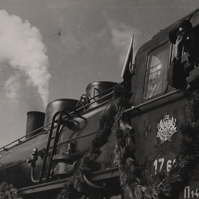 Locomotief No.17.61 met machinist tsaar Boris III van Bulgarije op het station Boboshevo tijdens de opening van de spoorweg Dupnitsa &ndash; Gorna Djumaya (nu Blago&euml;vgrad).
CSA, fonds 3K, inventory list 14, unit 173, sheet 73