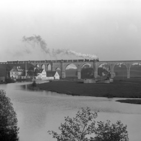 Uitzicht op het viaduct van Cheb over de rivier Ohře/Eger, ca. 1905.
Haberzettl Josef (EL NAD 770), negative photo no. 122/3