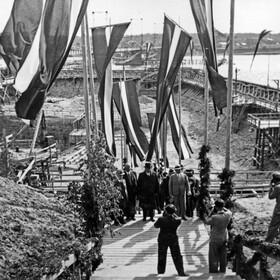 Ceremonie van de eerste steenlegging van de waterkrachtcentrale van Kegum door de Letse president K&atilde;rlis Ulmanis op 22 mei 1937.
LNA_KFFDA_F1_11_161_A114