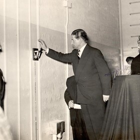 Premier Giorgo Borg Olivier huldigt in Marsa een nieuwe elektriciteitscentrale in op 5 december 1953.
Prime Minister&rsquo;s Collection (photos)