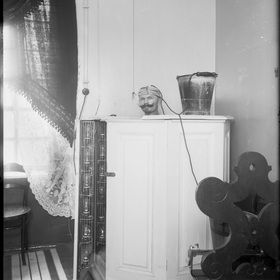 Een man met een hoofdkoelapparaat ondergaat rond 1910 elektrotherapie in het kuuroord Franti&scaron;kovy L&aacute;zně. De foto maakt deel uit van de negatievencollectie van Heribert Sturm, directeur van het archief van Cheb van 1934 tot 1946.
Archive fund Sturm Heribert, Dr. (EL NAD 5), negative photo sign. 82/4, fsd 880